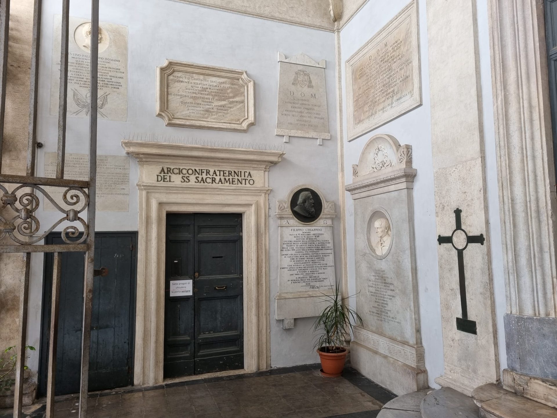 Angle of the nave, church of Sant'Eustachio, Rome (by dAngelo-Froio).jpeg